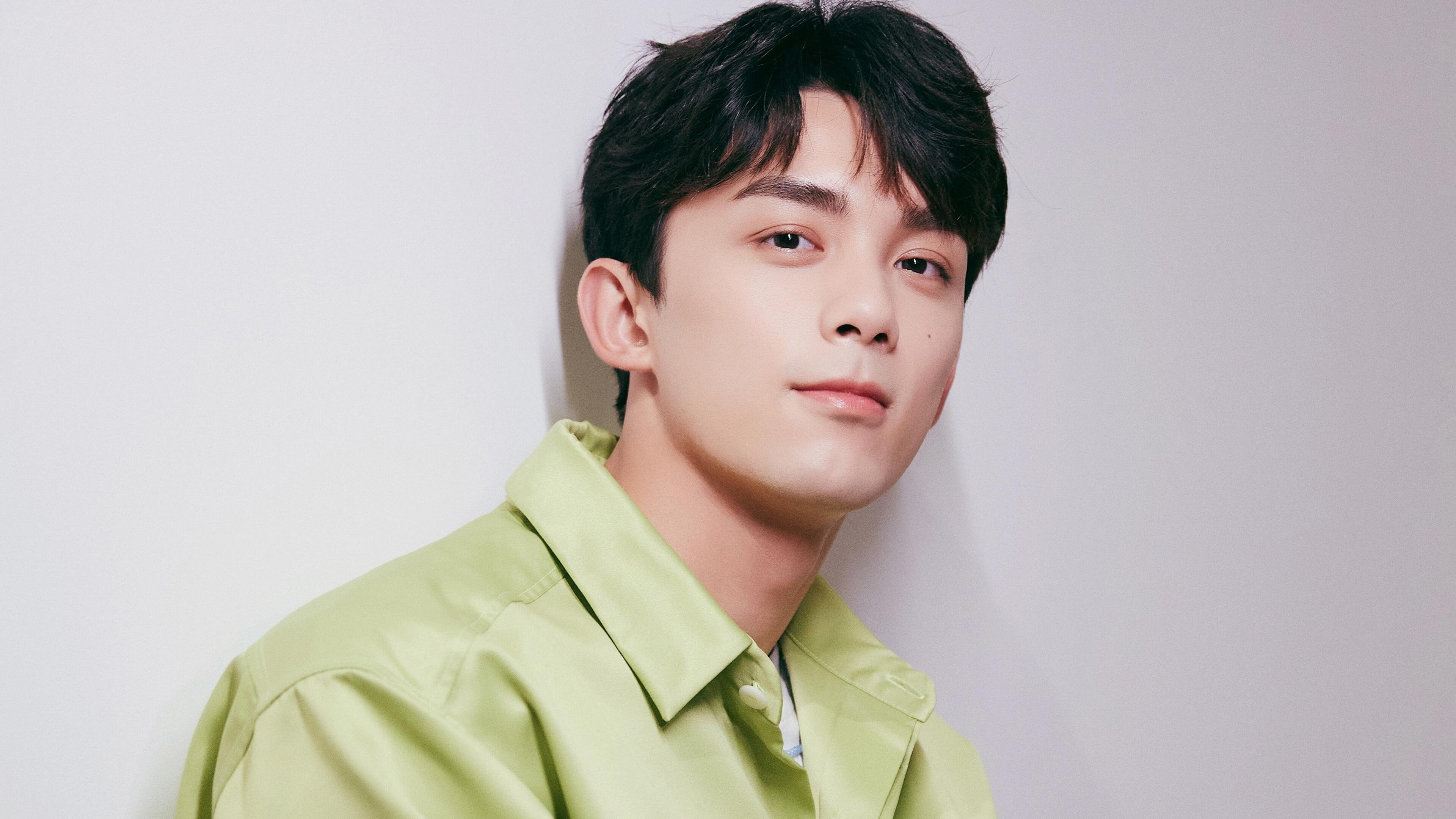 爱游戏中国官方登录入口网站-国际体坛巨星足球精彩瞬间：场上对决，踢足球的国际巨星